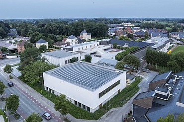 Dronefoto van de vernieuwde GBS Evergem, Gemeentelijke Basisschool Evergem.