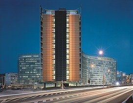 Nachtbeeld met motion-blur effect van het Berlaymontgebouw in Brussel.