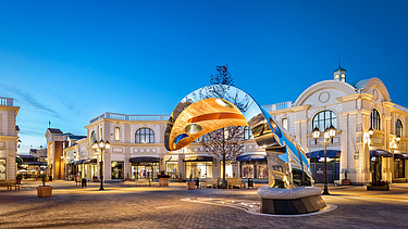 Photo of a plaza at Designer Outlet Center Vancouver in Canada.