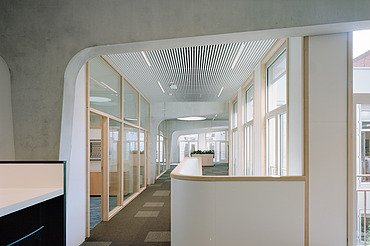 Photo of a corridor in the new Antwerp Regional Police Office on Lange Gasthuisstraat in Antwerp. 