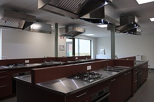 Foto van de educatieve keukens in het nieuwe Lyceum Lakbors (Focus Noord) in Deurne.