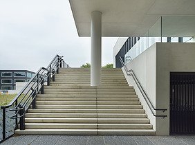 Photo de l'escalier extérieur d'IncubaThor dans le Thor Park Genk, un immeuble de bureaux moderne.