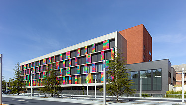 Foto van de kleurrijke gevel van Blok-K van het ZOL in Genk