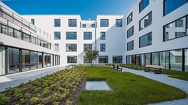 Foto van de patio van het nieuwe WZC Kimpenhof Oudsbergen