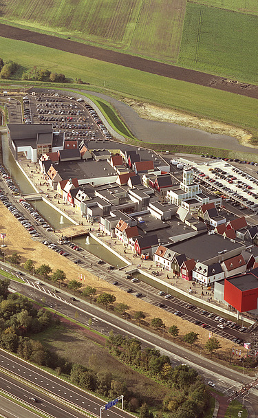 Vue aérienne du Factory Outlet Center Rosada à Roosendaal : un complexe commercial moderne.