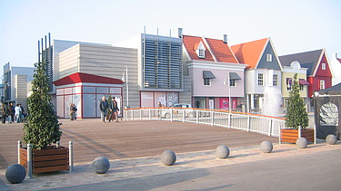 Foto van een straat in het Factory Outlet Center Rosada in Roosendaal: een modern winkelcomplex.