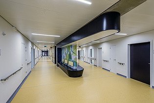 Photo of a corridor in the ZMK, Maas and Kempen Hospital, in Maaseik. 