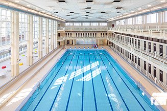 Photo de la vue du dessus de la piscine Neptunium à Bruxelles-Schaarbeek. La photo a été prise à l'intérieur de la piscine.