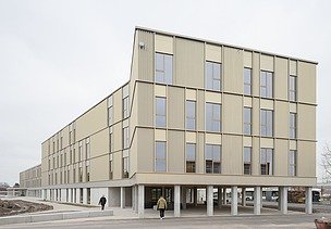 Photo de la façade dorée du nouveau bâtiment scolaire de VTS Sint-Niklaas.