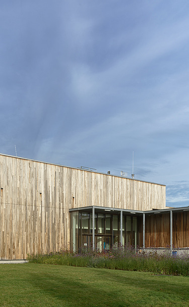 Photo of the exterior of the intermunicipal swimming pool Dok 3 in Aartselaar.