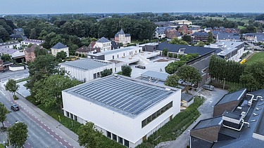 Dronefoto van de vernieuwde GBS Evergem, Gemeentelijke Basisschool Evergem.