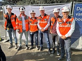 L'équipe de projet et la direction régionale de STRABAG Belgium Region South/West lors du premier coup de bêche de l'UZ Gent.