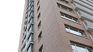 Foto van een Venezuela toren, een sociale woontoren in Antwerpen-Luchtbal.