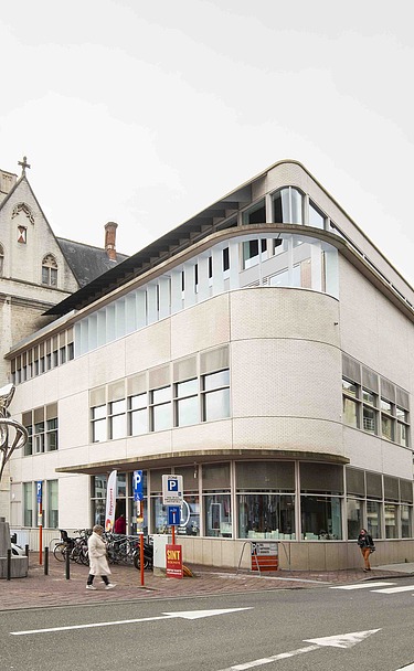 Foto van het Stadsarchief in Sint-Niklaas, met links ervan het historische stadhuis.