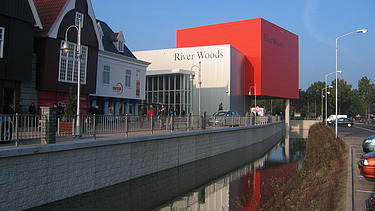 Foto van een straat in het Factory Outlet Center Rosada in Roosendaal: een modern winkelcomplex.