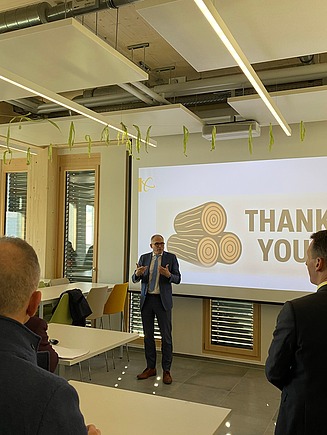 Foto van Vlaams minister-president Matthias Diependaele tijdens het bezoek van de Vlaamse delegatie aan ZÜBLIN Timber.