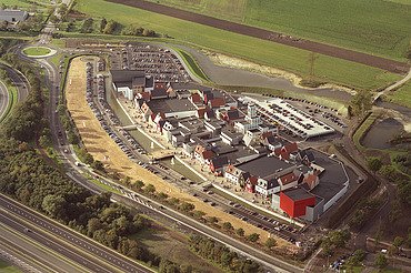 Vue aérienne du Factory Outlet Center Rosada à Roosendaal : un complexe commercial moderne.