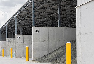Foto van een hangar op de nieuwe GRL Glass Recycling and Logistics site in Beringen.