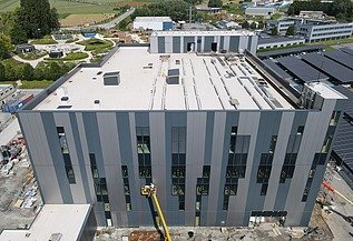Dronebeeld van het in aanbouw zijnde productiegebouw voor Takeda in Lessines.