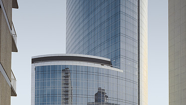 Foto van de gerenoveerde Madou-toren in Brussel.