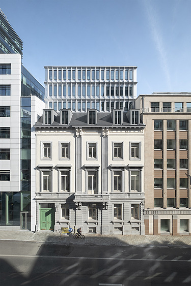 Foto van de gerestaureerde geklasseerde gevel met daarachter het nieuwe kantoorgebouw van Landesvertretung Baden-Württemberg in Brussel.
