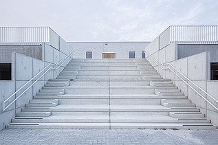 Foto van trap op de speelplaats van de vernieuwde GBS Evergem, Gemeentelijke Basisschool Evergem.
