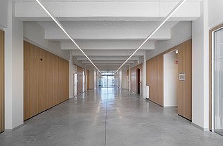 Foto van een gang in het MRCC in Oostende, het Maritiem Reddings- en Coördinatiecentrum.