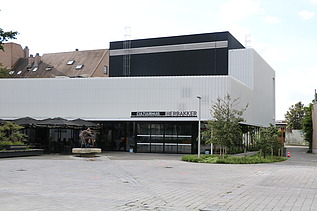 Foto van de voorgevel van cultureel centrum Cultuurhuis Herbakker in Eeklo.