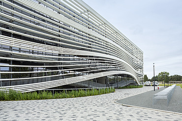 Foto van de sculpturale gevel van Gebouw T HoGent in Gent.