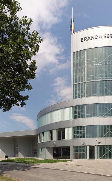 Photo de la nouvelle caserne de pompiers de Lokeren avec la tour d'exercice.