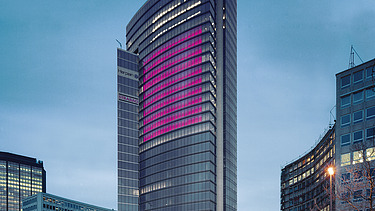 Foto van de gerenoveerde Madou-toren in Brussel.