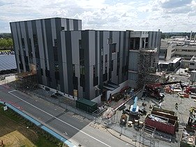 Dronebeeld van het in aanbouw zijnde productiegebouw voor Takeda in Lessines.