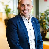 Profielfoto van Tom Bosman, Technisch Directeur N.V. STRABAG Belgium S.A. Regio Zuid/West. De foto werd genomen in een kantooromgeving.