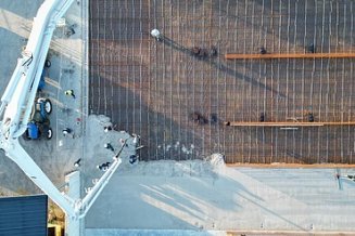 Luchtfoto van de uitvoering van de allereerste innovatieve sleufsilo’s in geopolymeer beton bij ILVO in Merelbeke-Melle.
