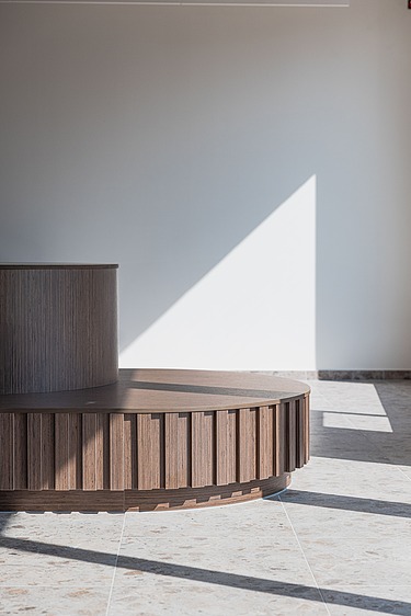 Foto van een detail van een houten bank in het nieuwe WZC Kimpenhof Oudsbergen