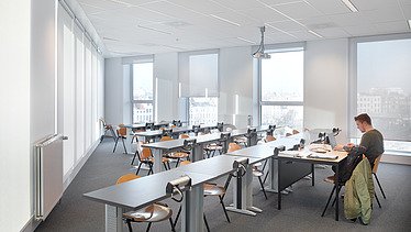 Foto van een leslokaal in het schoolgebouw Syntra in Antwerpen-Berchem.