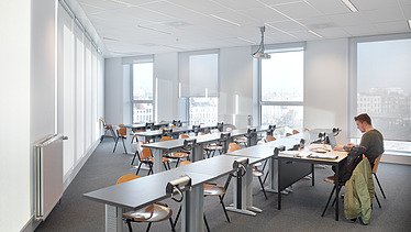 Photo d'une salle de classe dans le bâtiment de l'école Syntra à Anvers-Berchem.