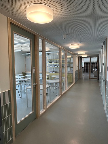 Photo d’un couloir du nouveau Lycée Lakbors (Focus Noord) à Deurne.