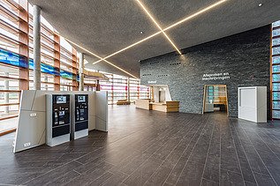 Photo du hall d'entrée central du ZMK, Hospital Maas en Kempen, à Maaseik. 