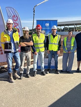 Foto van het projectteam tijdens het persmoment voor de allereerste innovatieve sleufsilo’s in geopolymeer beton bij ILVO in Merelbeke-Melle.