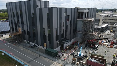 Image de drone du bâtiment de production en construction pour Takeda à Lessines.