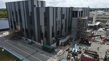 Drone image of the manufacturing building under construction for Takeda in Lessines.