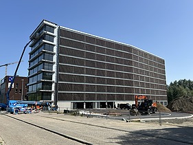 Renderbeeld van MobHub, een parkeergebouw van negen verdiepingen in het Arenbergpark in Heverlee.