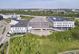 Photo prise par un drone de la nouvelle plate-forme logistique et du bâtiment de la pharmacie à l'UZ Leuven (Campus Gasthuisberg) à Louvain.