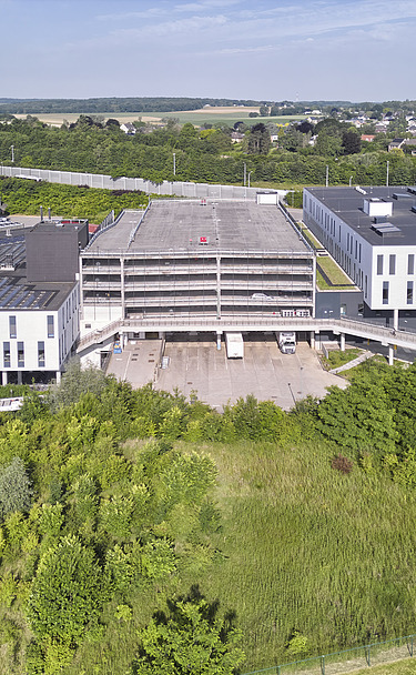 Drone photo of the new logistics platform and pharmacy building at UZ Leuven (Gasthuisberg Campus) in Leuven.