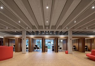 Foto van de centrale inkomhal in het nieuwe Regiokantoor Politie Merksem
