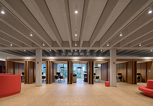 Photo du hall d'entrée central du nouveau bureau régional de la police de Merksem