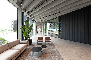 Foto van de centrale lobby in het nieuwe hoofdkantoor voor H. Essers in Genk.