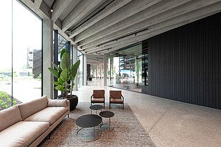 Photo du hall central du nouveau siège de H. Essers à Genk.