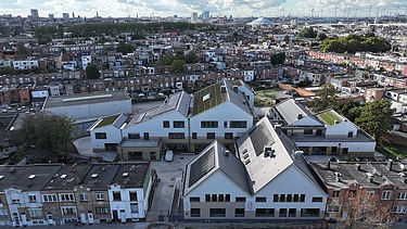 Vue par drone du nouveau Lycée Lakbors (Focus Noord) à Deurne.